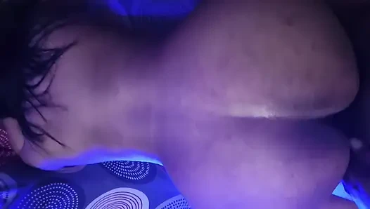 Indo-Schlampe in einem Nachtclub