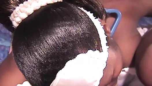 Azgın zenci hemşire mükemmel yüzüne sıcak döl alıyor