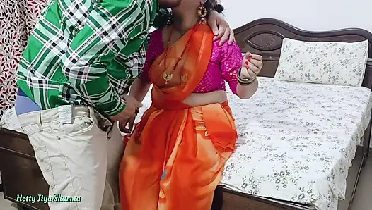 Desi bhabhi kitchen meBartan Dho rahi thi tabhi devar ne piche se bhabhi ki le li