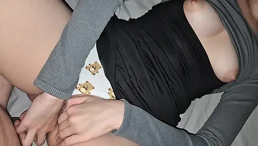 Gadis klub berusia 18 tahun tidak menyangka akan mengalami orgasme malam ini.