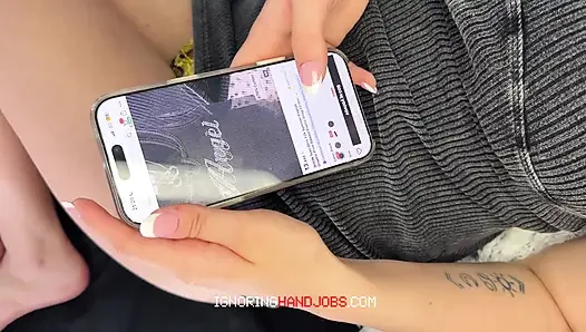Otantik kırmızı kafa yağlı elle muamele çekmeyi ve yarağı okşamayı seviyor ve taşaklara masaj yaparak külotunu baştan çıkarıyor