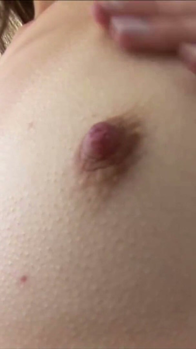 La chatte mouillée de Daniella tremble pendant un doigtage privé en plein air ! | Clip 2