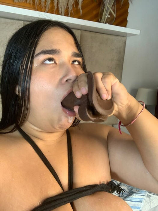 Latina med slarvig dildo och enorm kuk