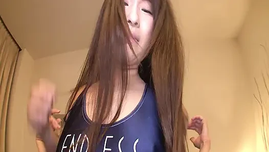 Rq si cewek jangkung dengan lekuk seksi dan kaki mengkilap ini kehilangan kendali dalam sesi seks yang intens dan sensual