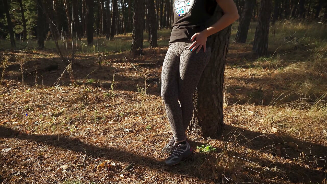 Chica se burla de su gran coño en polainas de leopardo al aire libre