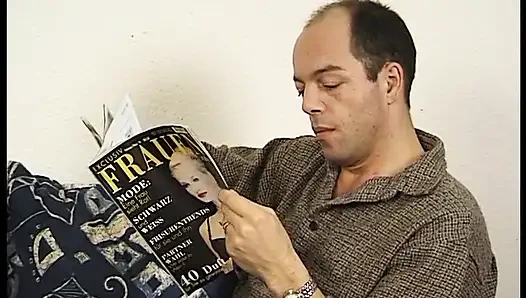 Yuvarlak götlü esmer değerli amcığını siktiriyor