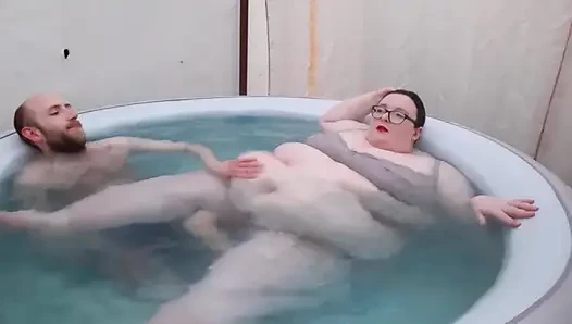Ssbbw kankam ile jakuzide karnını ovuyor