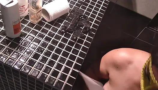 Ich war auf der toilette und sie lutschte meinen fetten schwanz