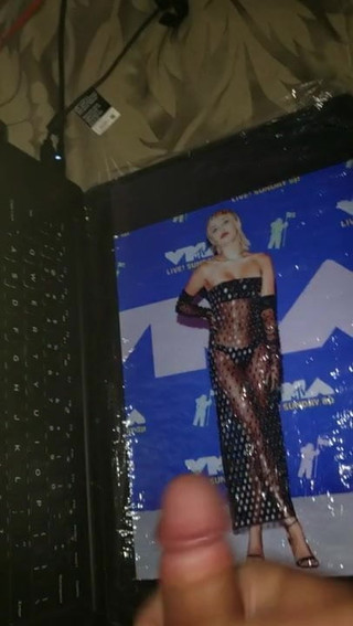 Miley Cyrus en hommage à une tenue pure