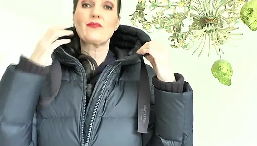 Tes zipper dengan baju warna biru tua, lady victoria valente