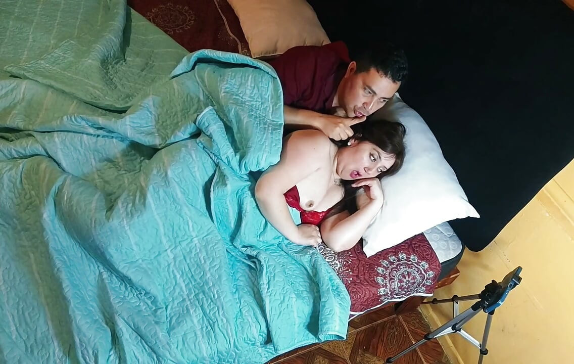 Comparto una cama con mi hermanastra, y terminamos follando.