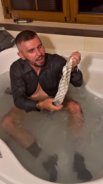 Clothed Bath with Mancunt Exposure and Dicklet Stroking
