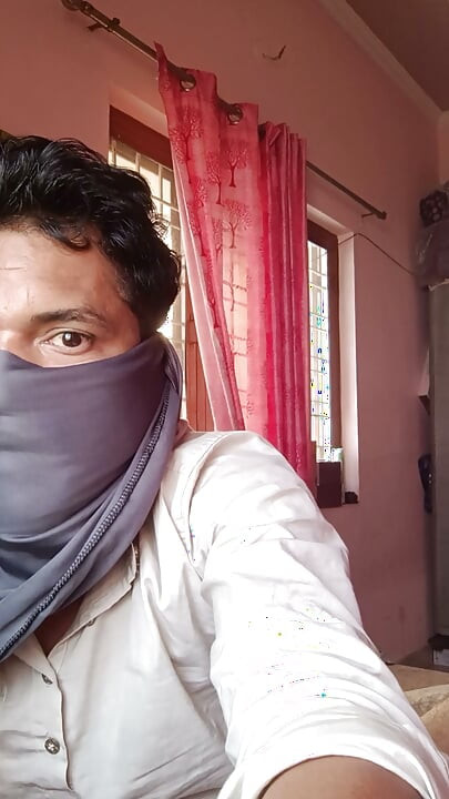 Ladka apna kala mota land hila ke mooth mar rha h kisi choot ke intazar main..