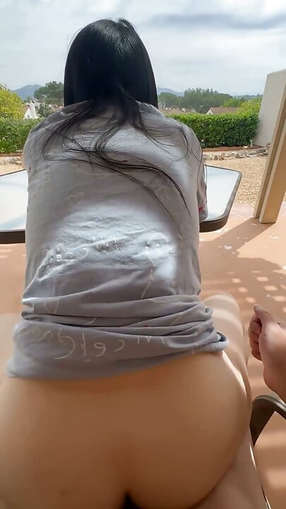 Enjoy Sex Service with a Big-assed Chinese Married Woman on an Open-air Balcony, All the Way to Internal Ejaculation