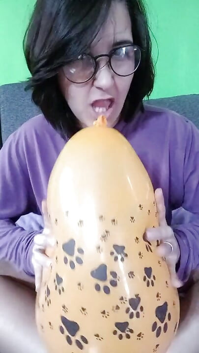 Noszenie bez majtek podczas sesji balonu - Bunny Looner