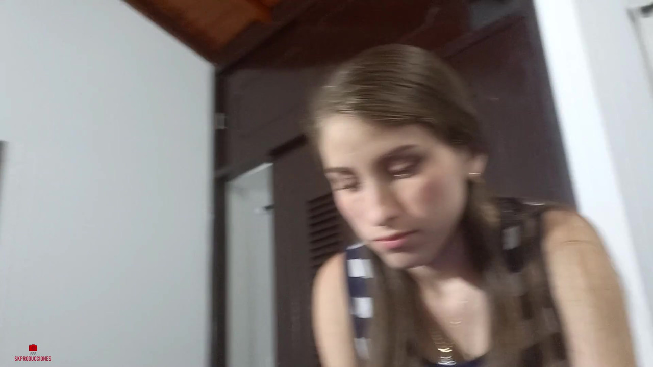 無邪気な顔をした義理の妹は、私に素晴らしいオーラルをさせてほしいと頼みます