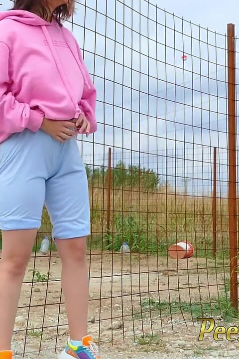 Zdesperowana hipster dziewczyna stara się siusiu