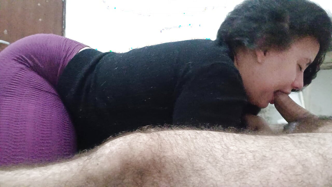 BOQUETE NA ACADEMIA, ELA CHEGA COM SEDE PARA UM BOQUETE MOLHADO