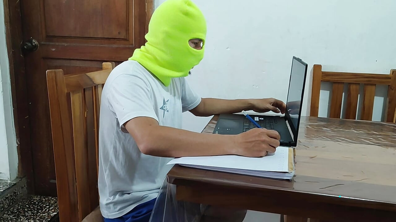 الخيانات المنحرفة!! زوجة الأب تجعل ابن الزوج يشعر بالذنب ليمارس الجنس معه بينما يكون زوجها بعيدا