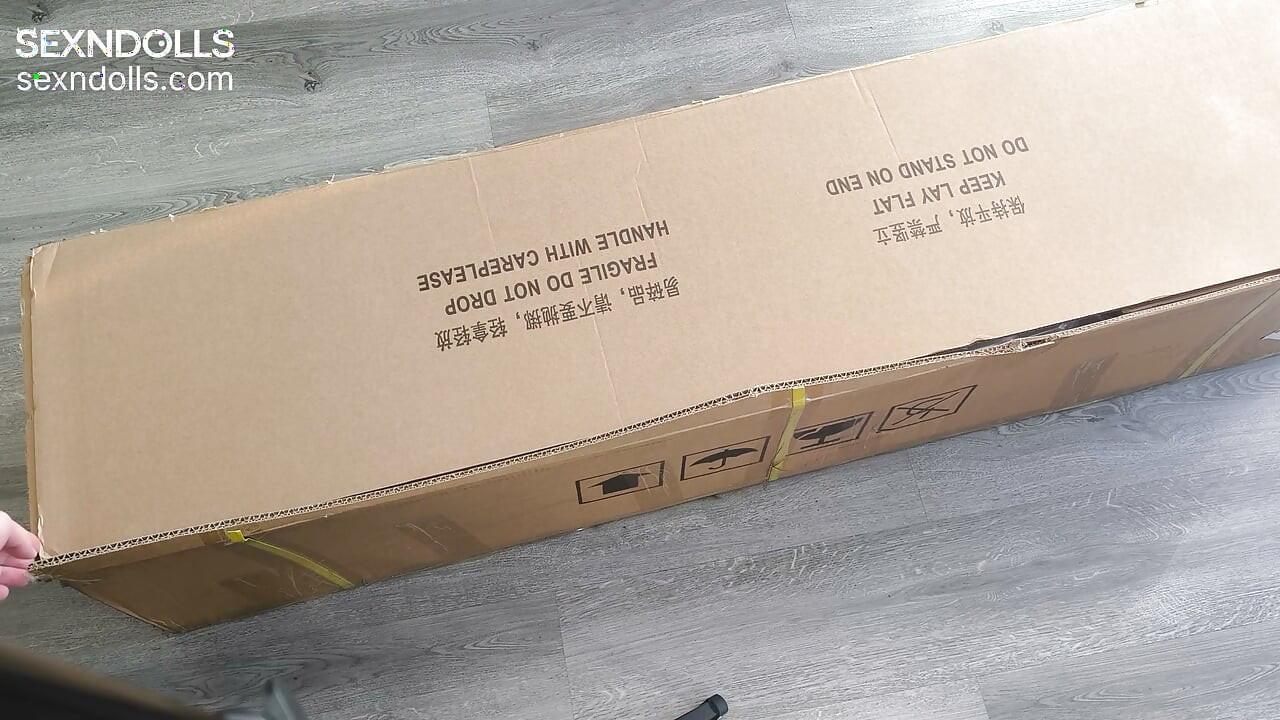 Het is eindelijk hier!  Unboxing Asian sexdoll Lina Mei van sexndolls