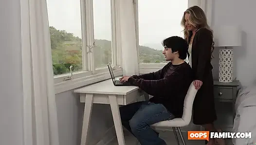 Athena stresli üvey oğluna masaj yapıyor, yarağını gırtlağına kadar alıyor ve biniyor ve onu zinde bir şekilde sallıyor