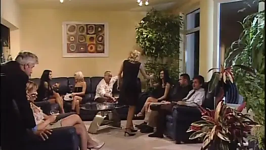 Kıllı amcık bahçede anal sikiliyor