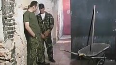 Askerler sevişmek ve mastürbasyon yapmak için terk edilmiş bir binada randevu