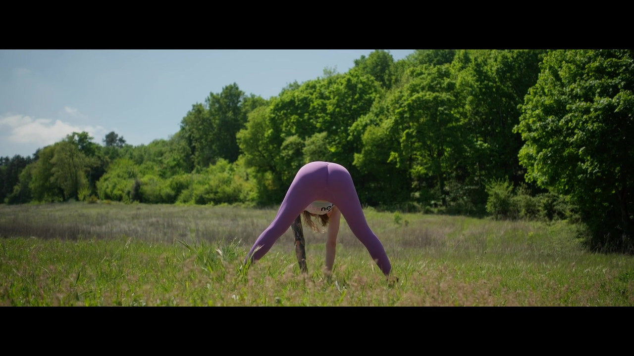 我在路人面前用手指自慰，一个慢跑者操我并给我颜射