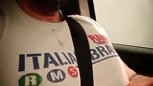 Yeraltında park eden meme ucuyla oynuyor ve döl yiyor