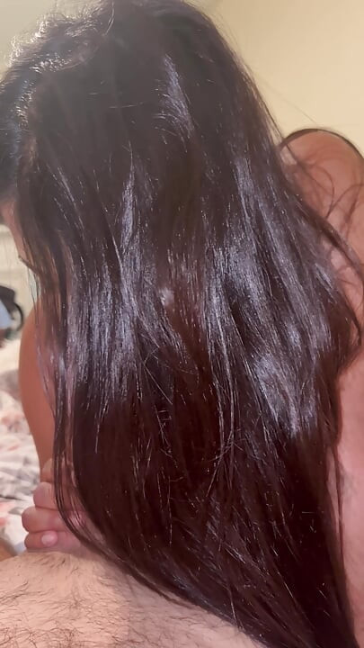 Esposa chupando pau e engolindo porra