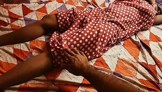 Quente bhabhi é fodida por seu devar quando seu marido não está em casa. molhada buceta peluda natural e axilas peludas