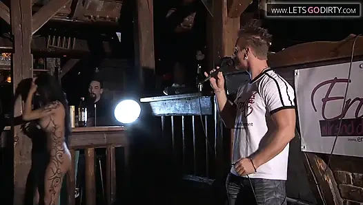 Kim amına büyük bir yarak alıyor ve sonra boşalmak için emiyor