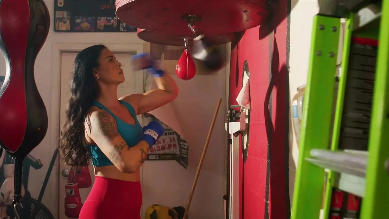 Orta yaşlı seksi kadın zinde anne Dana spor salonunda sıkı götünden sikiliyor