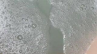Подглядывание за сучкой в ванной
