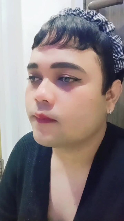 Femboy lypsinced a song.