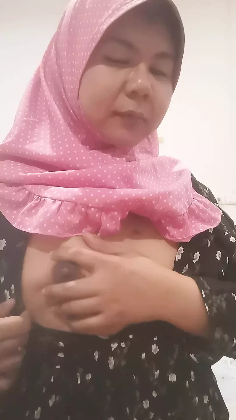 Laila l'ha strofinata con le dita mentre aspetta che arriva il fratellastro.