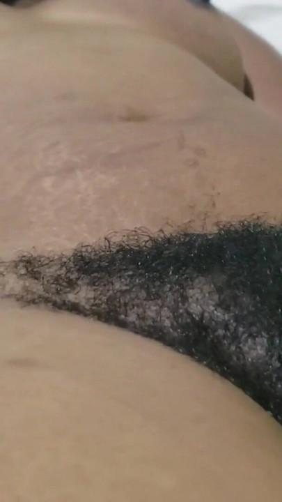 Fantasi memek berbulu wanita dewasa - close up dengan kamar tidur yang berani | Klip 1