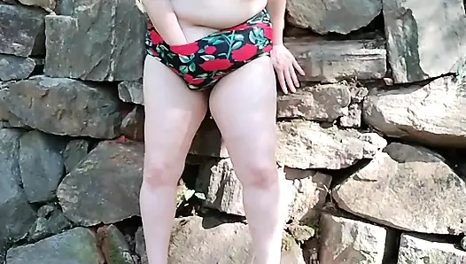 Seksi yaramaz düzgün vücutlu iri güzel kadın dışarıda bikinili