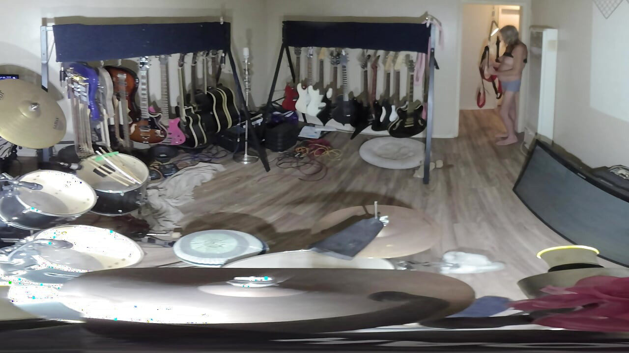 リジー・ヤム SD 2025年12月 舞台裏 術後のシーメールがスイングで自慰