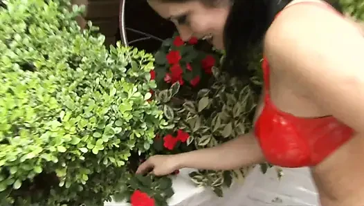 Seksi esmer kadının bacakları havada sikiliyor