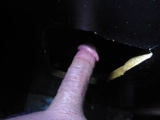 Usando mi polla como cebo para una mamada en el gloryhole