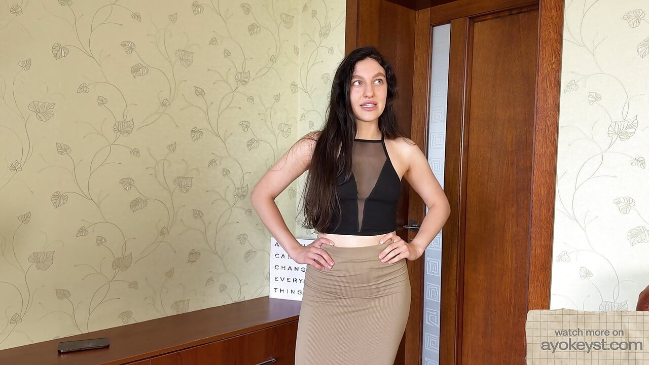Naiv brunette knuller hardt i anal. I første person