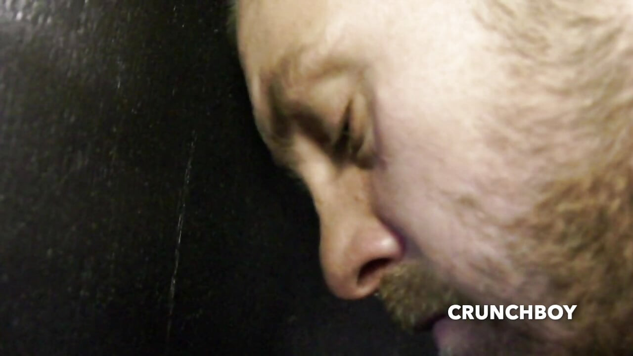 Đồng tính nữ trẻ bú thẳng người bạn của mình và đụ không bao cao su