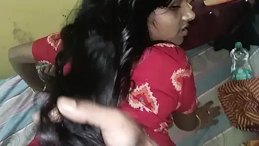 Kırmızı elbiseli Hintli evli kadın götünü yağlıyor ve sert domaltarak sikişiyor - ev yapımı