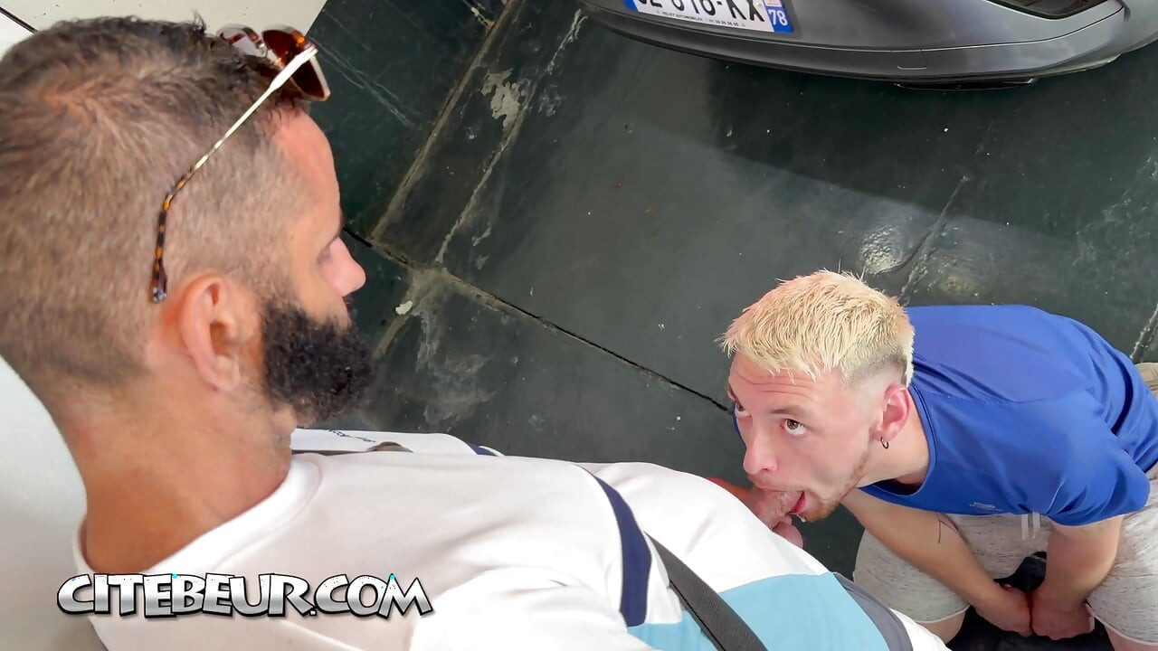 CITEBEUR.com - Bearded Arab gives his big to suck in a parking lot