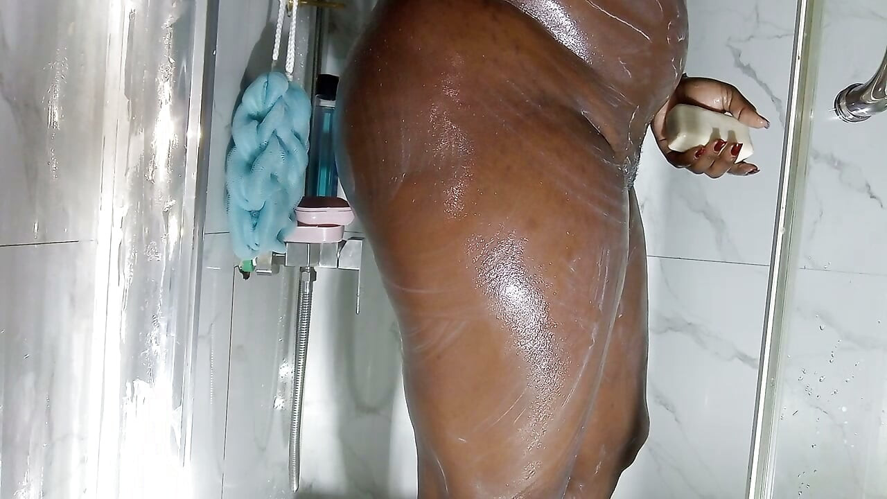 Sugeam un penis mare în duș, m-am excitat foarte tare, i-am cerut să mă fută