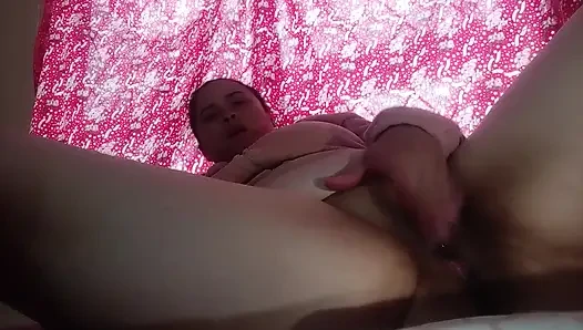 Schöne latina masturbiert ihre nasse muschi
