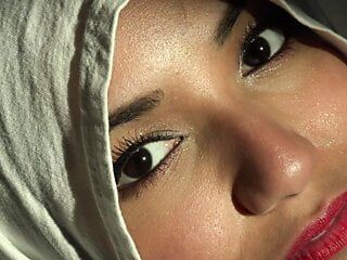 美しい目、白いヒジャーブ、ビバ・アテナ、アラブ少女が明らかに