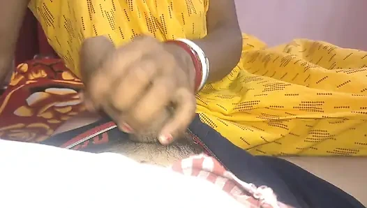 Priya yenge tek başına göğüslerini sikiyor