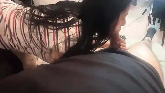 Güzel genç kız evime geliyor ve bana bu şekilde para ödüyor, tüm gece sikişiyoruz